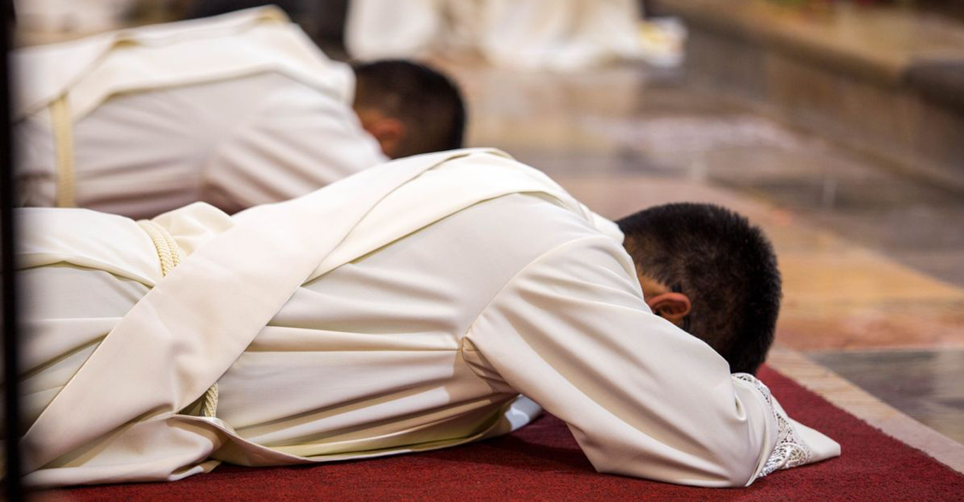 SỐNG ĐỜI LINH MỤC DƯỚI ÁNH SÁNG HS 2,21-22