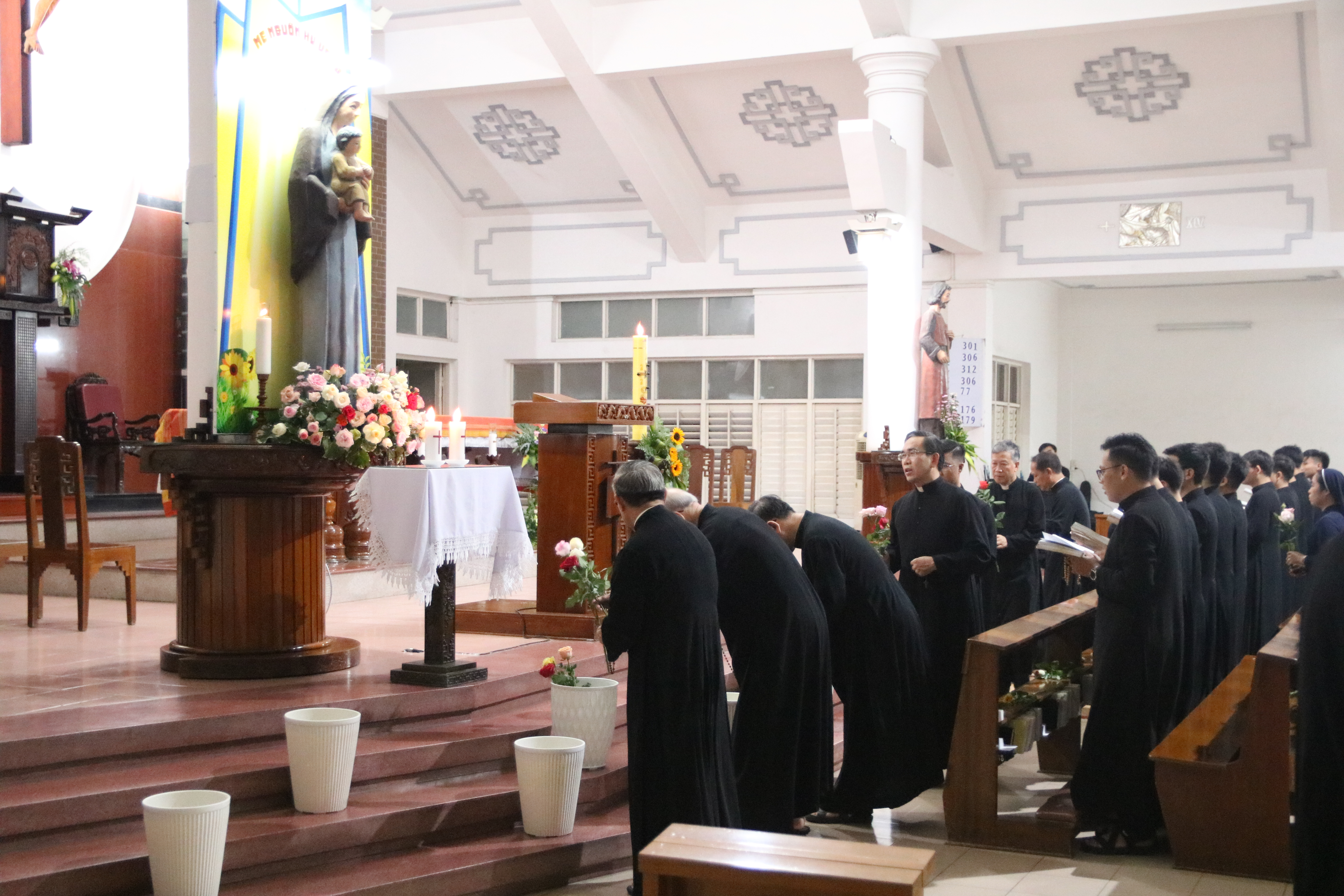 Bế Mạc Tháng Hoa