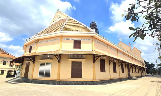 Những Nhà Thờ Độc Đáo Kỳ Bí Tháp Chuông 800 Tấn Ở Nhà Thờ Cái Mơn