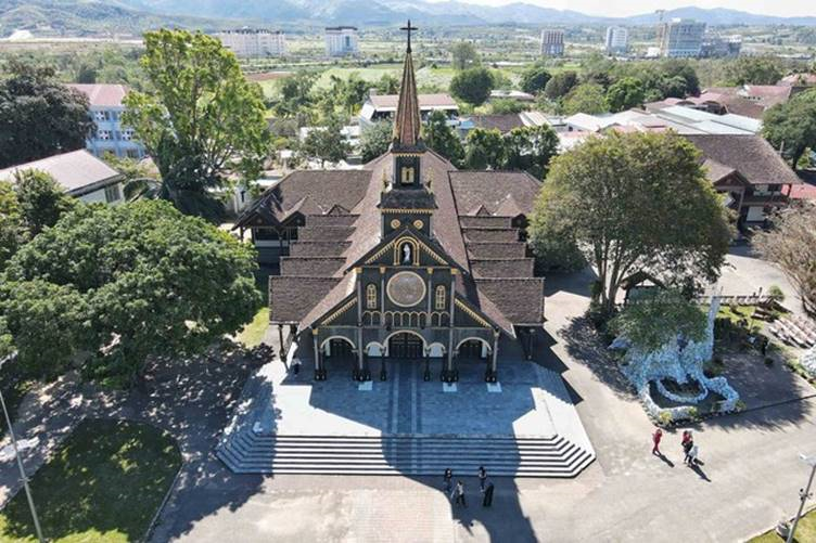 Những Nhà Thờ Độc Đáo Nhà Thờ Gỗ Trăm Năm Giữa Lòng Phố Núi